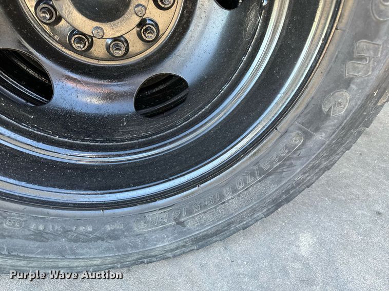 image for item GG9890 2001 Chevrolet Silverado 3500HD  utility bed pickup truck