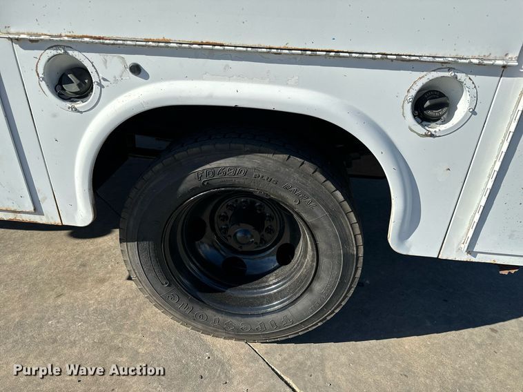 image for item GG9890 2001 Chevrolet Silverado 3500HD  utility bed pickup truck