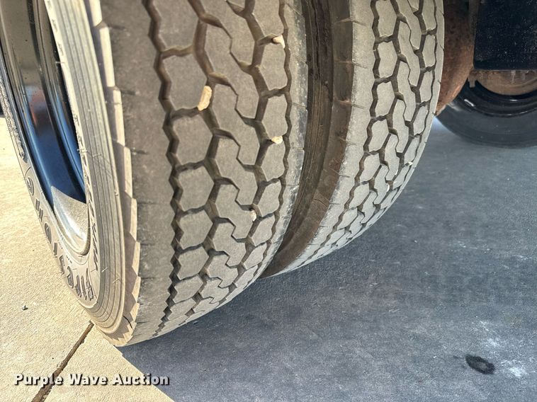 image for item GG9890 2001 Chevrolet Silverado 3500HD  utility bed pickup truck