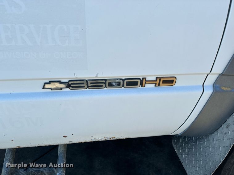 image for item GG9890 2001 Chevrolet Silverado 3500HD  utility bed pickup truck