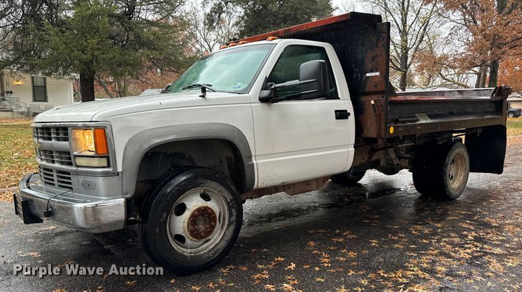 image for item GG9921 2002 Chevrolet Silverado 3500  dump bed pickup truck