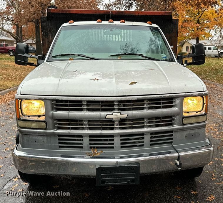 image for item GG9921 2002 Chevrolet Silverado 3500  dump bed pickup truck