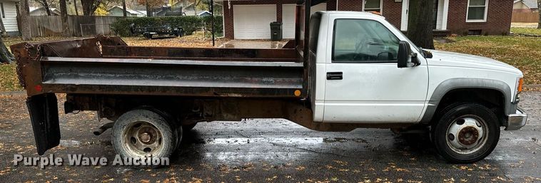 image for item GG9921 2002 Chevrolet Silverado 3500  dump bed pickup truck