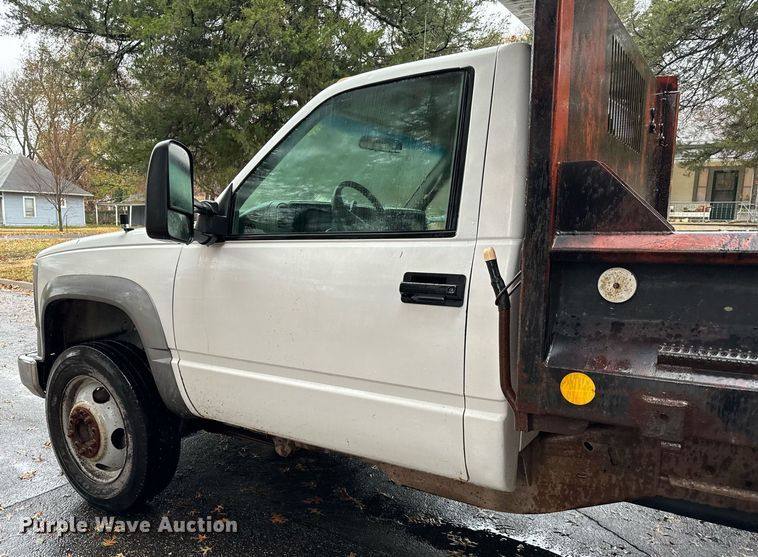 image for item GG9921 2002 Chevrolet Silverado 3500  dump bed pickup truck