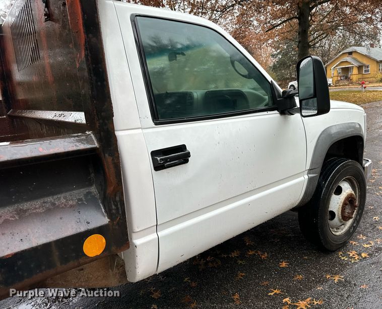 image for item GG9921 2002 Chevrolet Silverado 3500  dump bed pickup truck