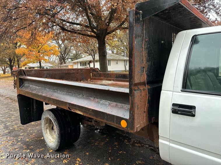 image for item GG9921 2002 Chevrolet Silverado 3500  dump bed pickup truck
