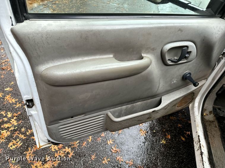 image for item GG9921 2002 Chevrolet Silverado 3500  dump bed pickup truck