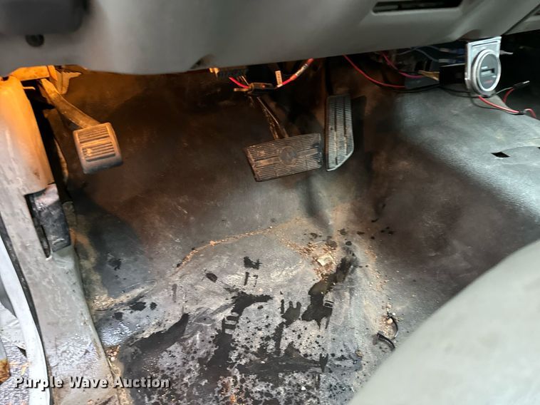 image for item GG9921 2002 Chevrolet Silverado 3500  dump bed pickup truck