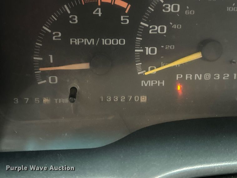 image for item GG9921 2002 Chevrolet Silverado 3500  dump bed pickup truck