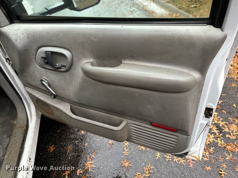 image for item GG9921 2002 Chevrolet Silverado 3500  dump bed pickup truck