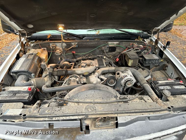 image for item GG9921 2002 Chevrolet Silverado 3500  dump bed pickup truck