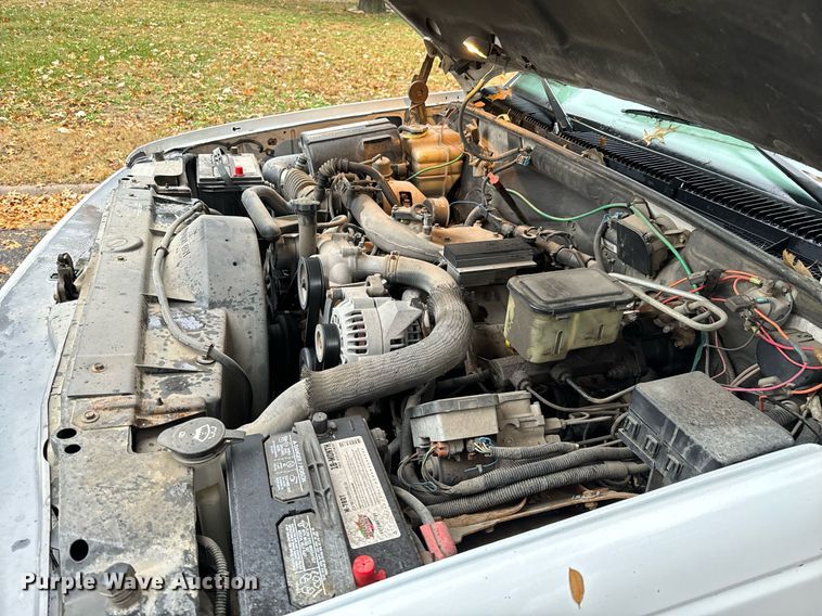 image for item GG9921 2002 Chevrolet Silverado 3500  dump bed pickup truck