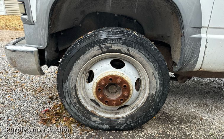 image for item GG9921 2002 Chevrolet Silverado 3500  dump bed pickup truck