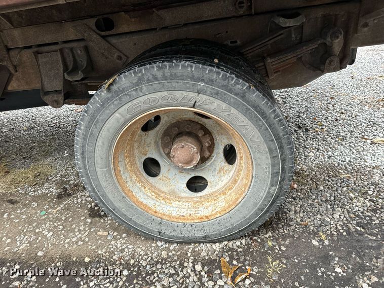 image for item GG9921 2002 Chevrolet Silverado 3500  dump bed pickup truck