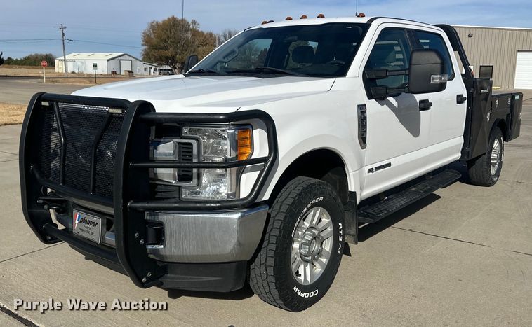 image for item IU9101 2017 Ford F350 Super Duty  Crew Cab flatbed pickup truck