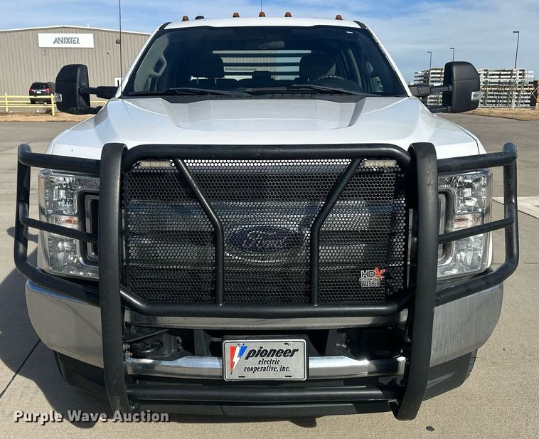 image for item IU9101 2017 Ford F350 Super Duty  Crew Cab flatbed pickup truck