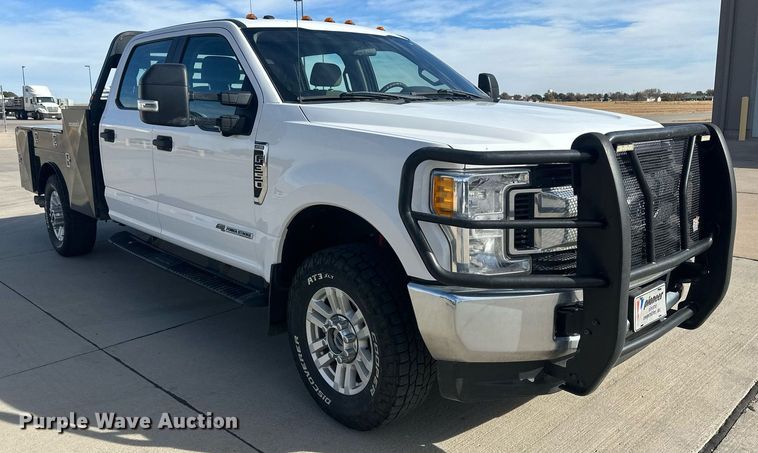 image for item IU9101 2017 Ford F350 Super Duty  Crew Cab flatbed pickup truck