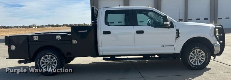 image for item IU9101 2017 Ford F350 Super Duty  Crew Cab flatbed pickup truck