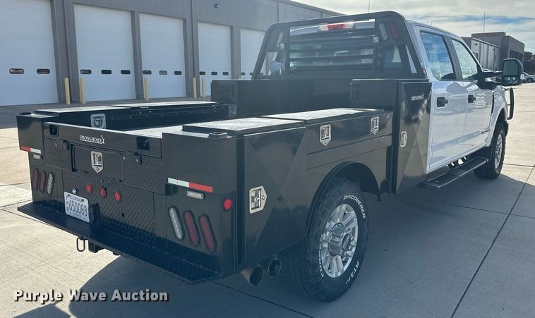 image for item IU9101 2017 Ford F350 Super Duty  Crew Cab flatbed pickup truck