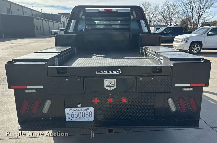 image for item IU9101 2017 Ford F350 Super Duty  Crew Cab flatbed pickup truck