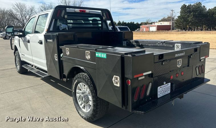 image for item IU9101 2017 Ford F350 Super Duty  Crew Cab flatbed pickup truck