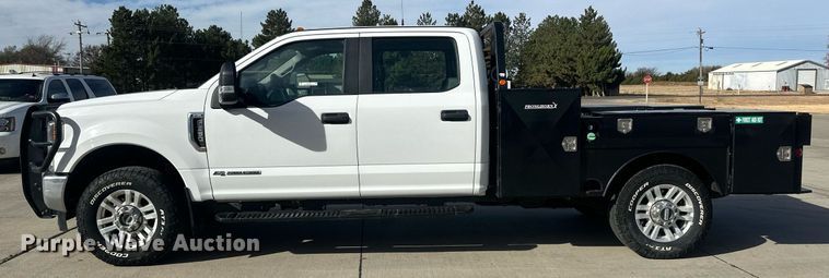 image for item IU9101 2017 Ford F350 Super Duty  Crew Cab flatbed pickup truck