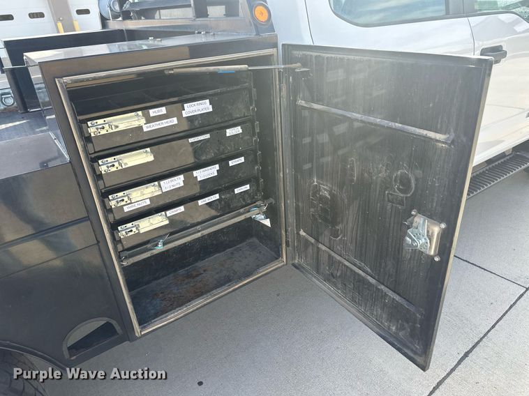 image for item IU9101 2017 Ford F350 Super Duty  Crew Cab flatbed pickup truck