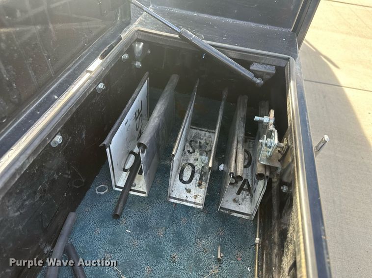 image for item IU9101 2017 Ford F350 Super Duty  Crew Cab flatbed pickup truck