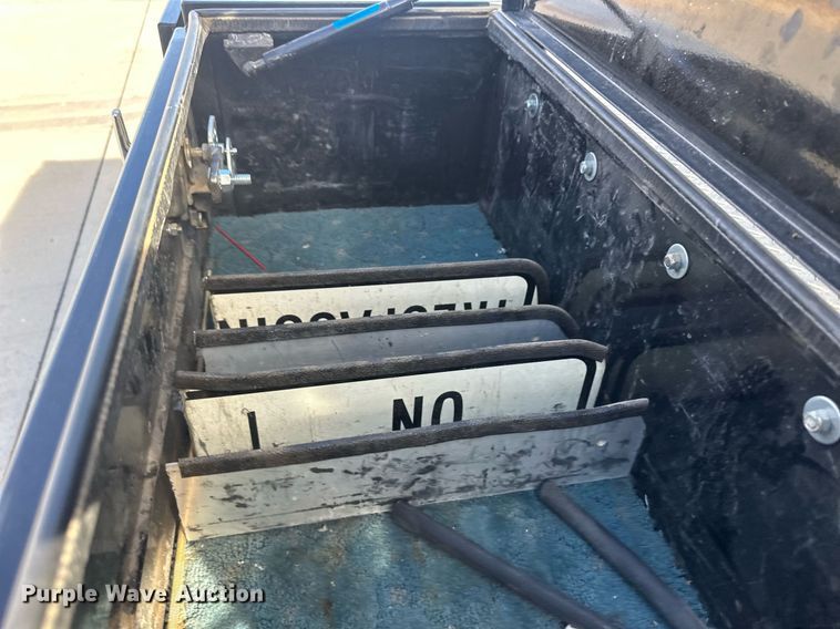 image for item IU9101 2017 Ford F350 Super Duty  Crew Cab flatbed pickup truck