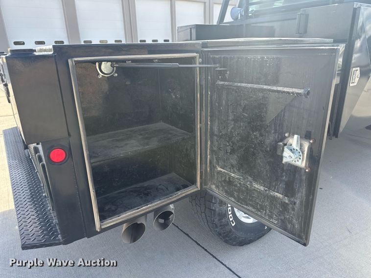 image for item IU9101 2017 Ford F350 Super Duty  Crew Cab flatbed pickup truck