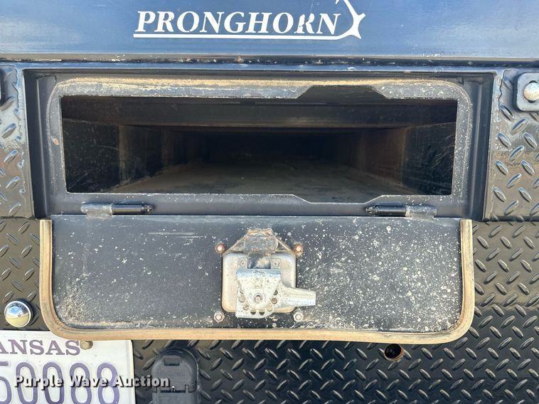 image for item IU9101 2017 Ford F350 Super Duty  Crew Cab flatbed pickup truck