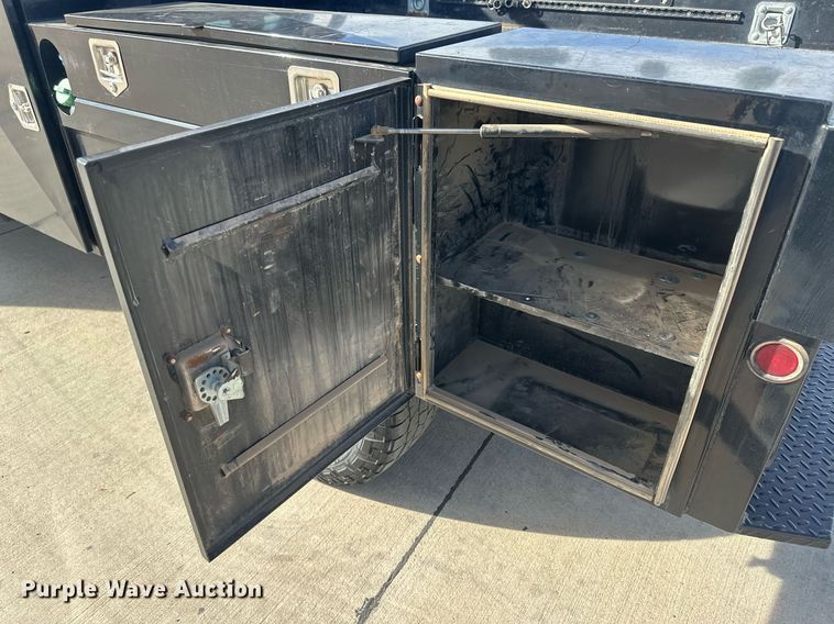 image for item IU9101 2017 Ford F350 Super Duty  Crew Cab flatbed pickup truck