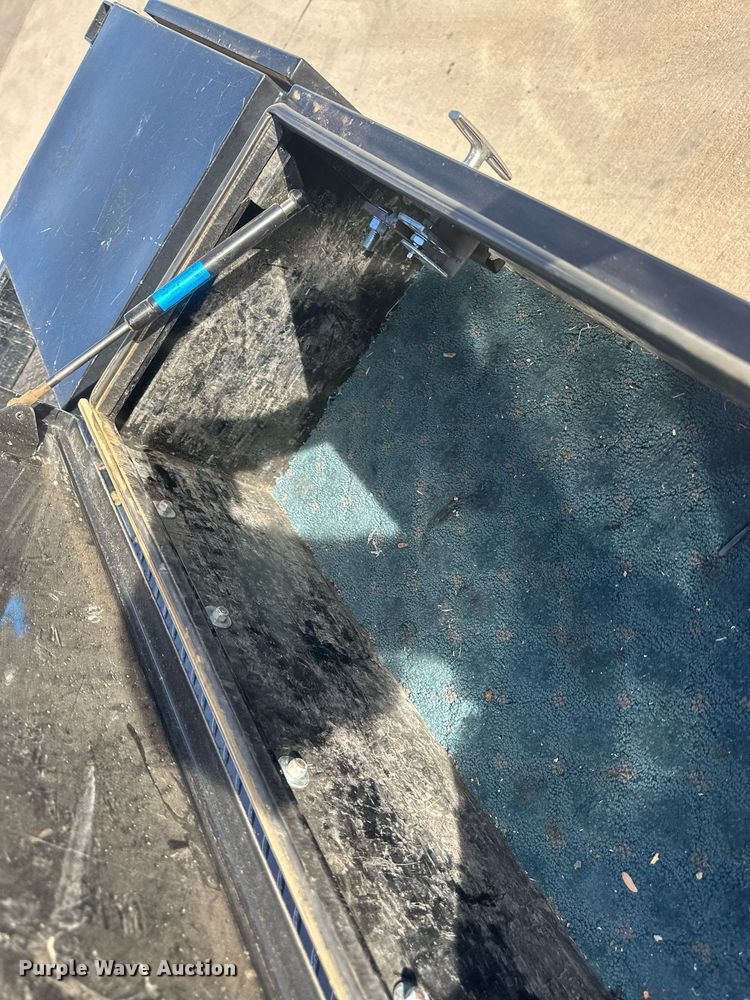 image for item IU9101 2017 Ford F350 Super Duty  Crew Cab flatbed pickup truck