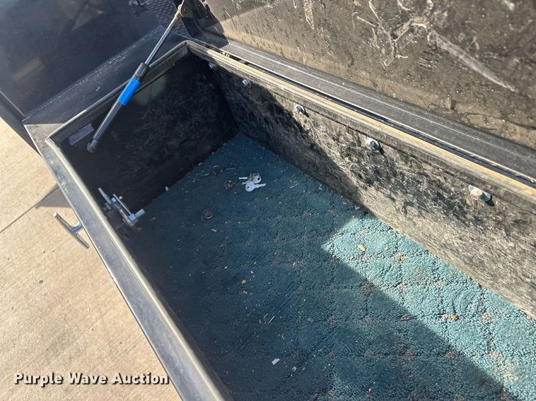 image for item IU9101 2017 Ford F350 Super Duty  Crew Cab flatbed pickup truck