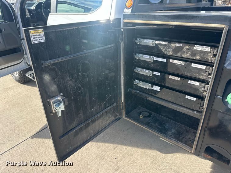 image for item IU9101 2017 Ford F350 Super Duty  Crew Cab flatbed pickup truck