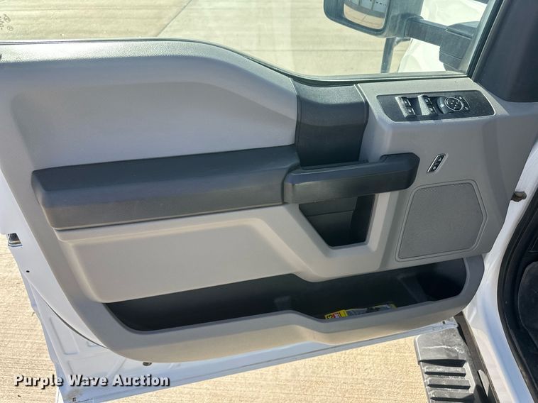 image for item IU9101 2017 Ford F350 Super Duty  Crew Cab flatbed pickup truck