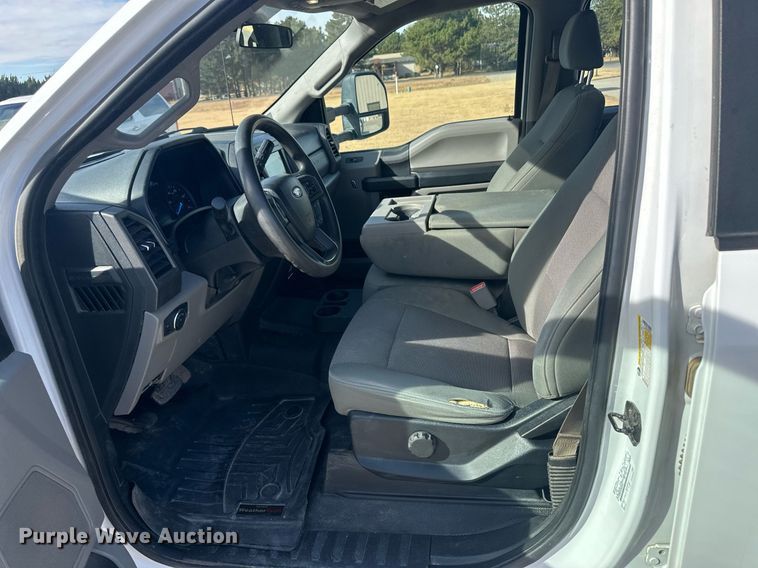 image for item IU9101 2017 Ford F350 Super Duty  Crew Cab flatbed pickup truck