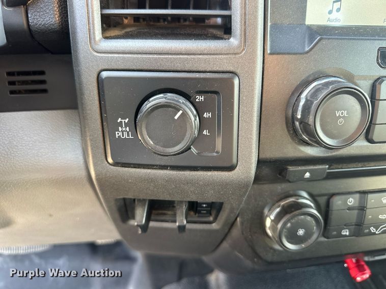 image for item IU9101 2017 Ford F350 Super Duty  Crew Cab flatbed pickup truck