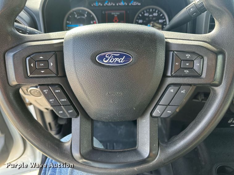 image for item IU9101 2017 Ford F350 Super Duty  Crew Cab flatbed pickup truck