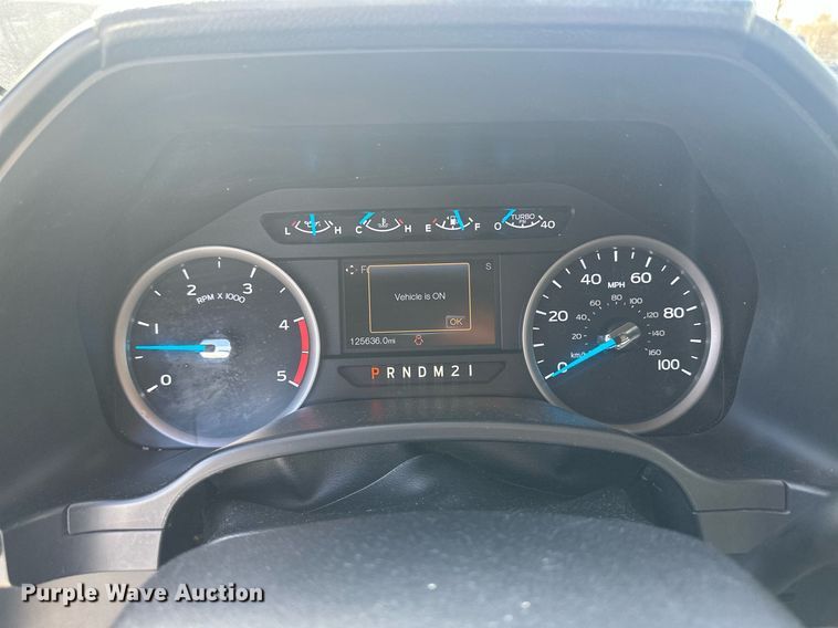 image for item IU9101 2017 Ford F350 Super Duty  Crew Cab flatbed pickup truck