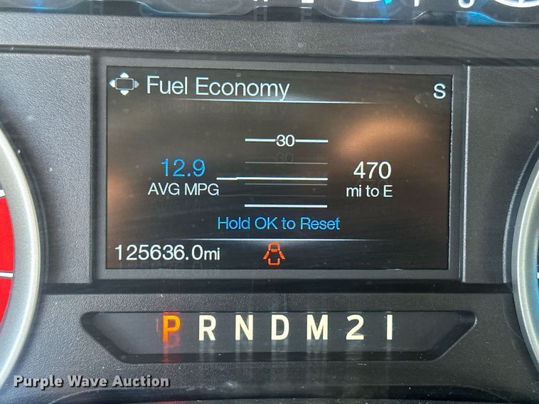 image for item IU9101 2017 Ford F350 Super Duty  Crew Cab flatbed pickup truck