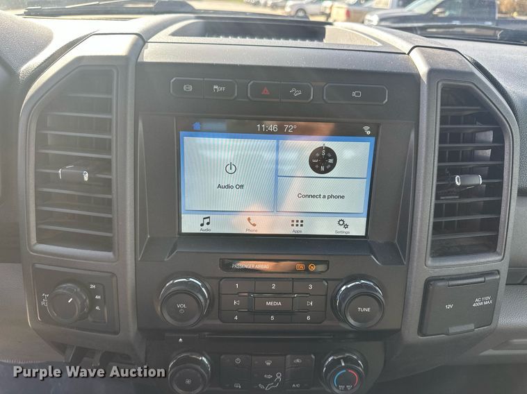 image for item IU9101 2017 Ford F350 Super Duty  Crew Cab flatbed pickup truck