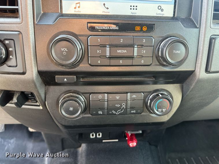 image for item IU9101 2017 Ford F350 Super Duty  Crew Cab flatbed pickup truck