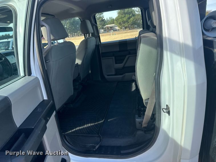 image for item IU9101 2017 Ford F350 Super Duty  Crew Cab flatbed pickup truck