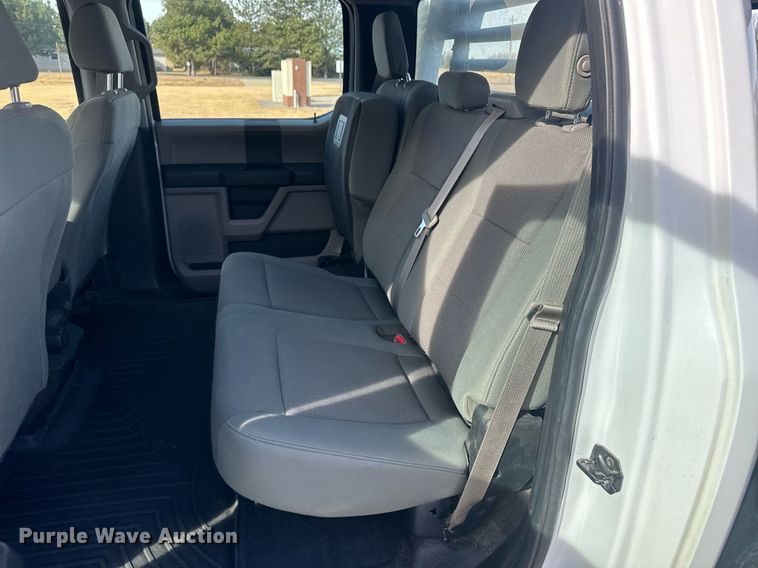 image for item IU9101 2017 Ford F350 Super Duty  Crew Cab flatbed pickup truck