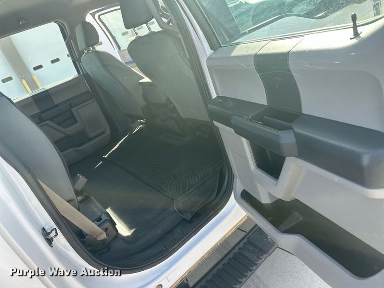 image for item IU9101 2017 Ford F350 Super Duty  Crew Cab flatbed pickup truck