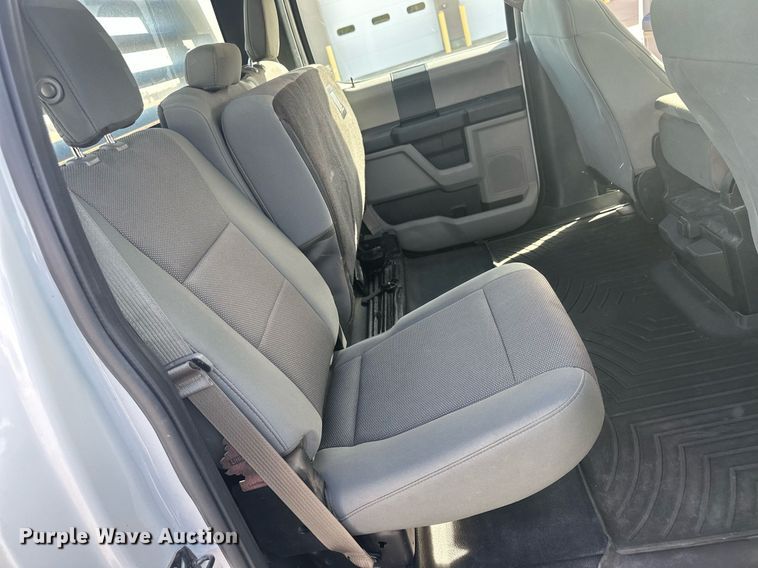 image for item IU9101 2017 Ford F350 Super Duty  Crew Cab flatbed pickup truck