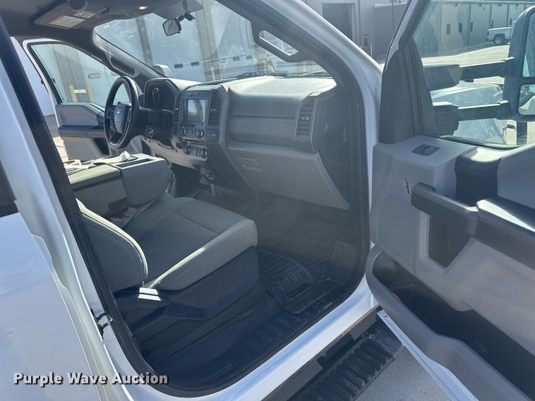 image for item IU9101 2017 Ford F350 Super Duty  Crew Cab flatbed pickup truck