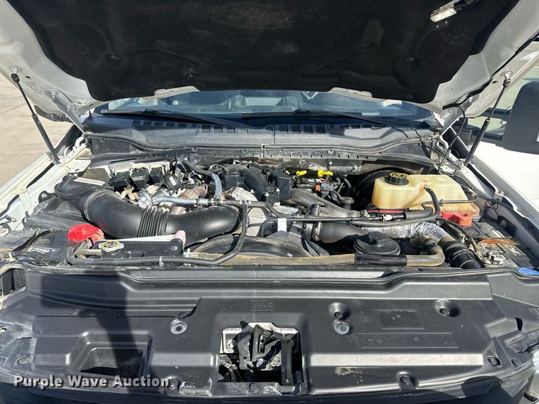 image for item IU9101 2017 Ford F350 Super Duty  Crew Cab flatbed pickup truck