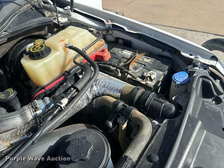 image for item IU9101 2017 Ford F350 Super Duty  Crew Cab flatbed pickup truck